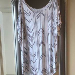 Aztec patterned cut off shoulder top!